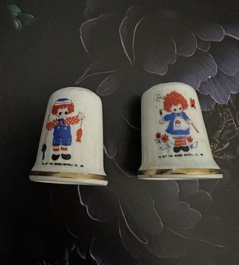 Raggedy Ann & Andy Thimble 1977 Radnor Bone China England Fishing Butterfly VTG